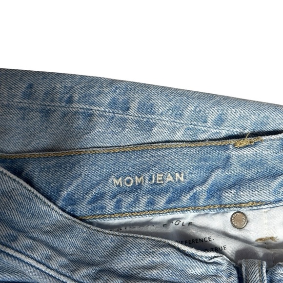 American Eagle Light Wash Distressed Mom Jeans Women’s US 6 - Picture 5 of 8